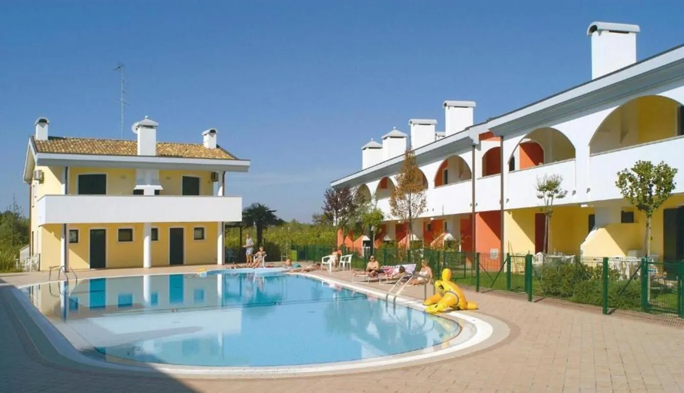 Apartment With Shared Pool For 5 Guests Bibione